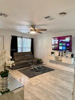 5737 Freedom St in Hollywood, FL - Building Photo