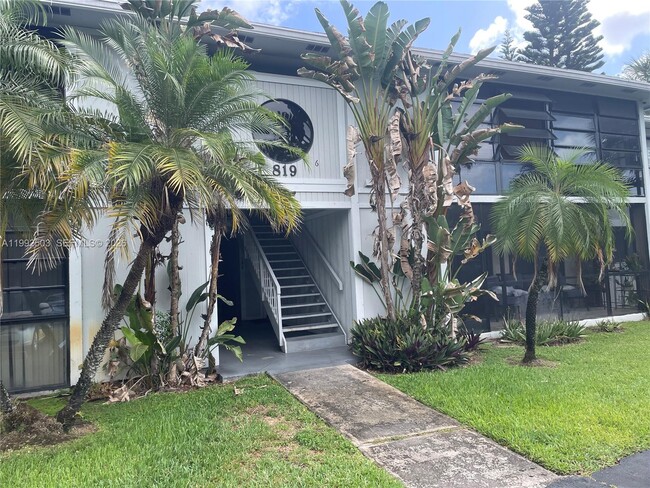 819 NE 199th St in Miami, FL - Building Photo - Building Photo