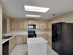 16635 Blanco Ky in San Antonio, TX - Building Photo - Building Photo