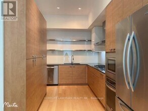 121-T121 McMahon Dr in Toronto, ON - Building Photo - Building Photo