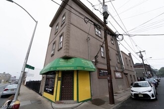 331 Straight St, Unit R11 in Paterson, NJ - Foto de edificio - Building Photo