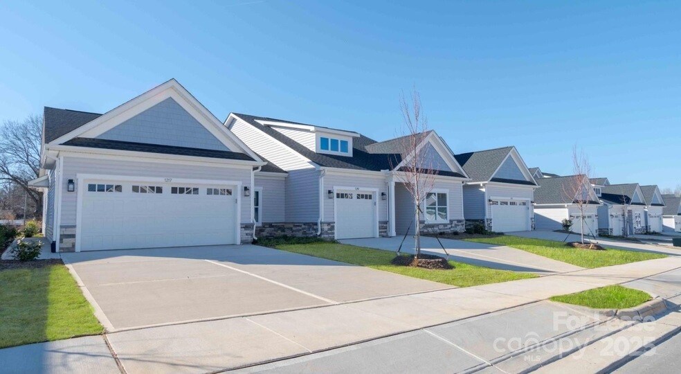 1302 Dallas Cherryville Hwy in Dallas, NC - Building Photo