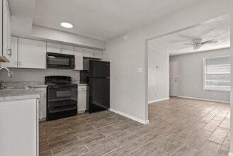 Creekside Village Townhomes in Searcy, AR - Building Photo - Interior Photo