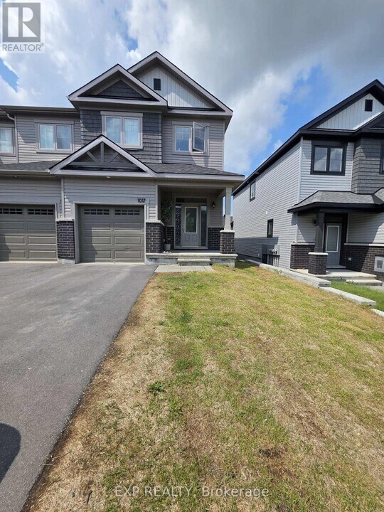 1017 Kijik Cres in Ottawa, ON - Building Photo