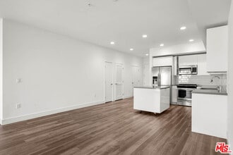 1215 S Bedford St in Los Angeles, CA - Foto de edificio - Building Photo