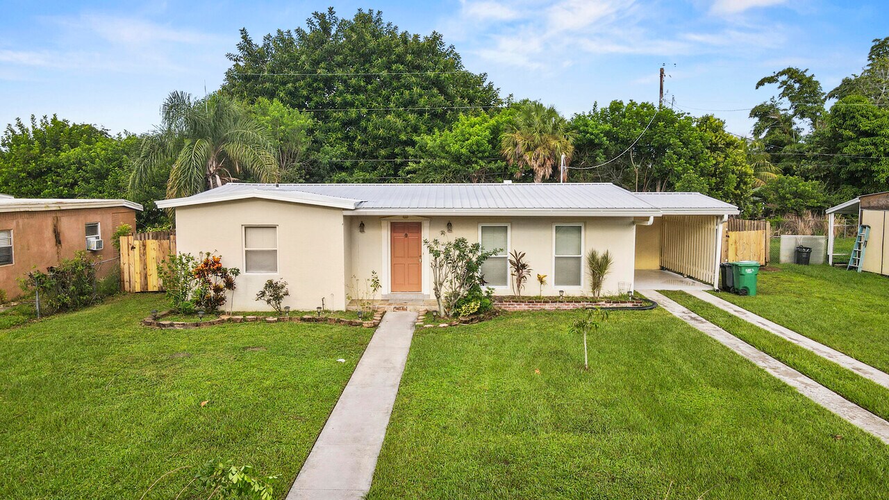 351 SE Solaz Ave in Port St. Lucie, FL - Building Photo