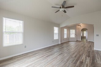 9802 Vandenberg Way in San Antonio, TX - Building Photo - Building Photo
