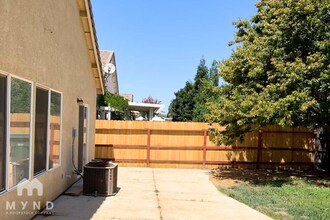 8045 Quaker Ridge Way in Sacramento, CA - Building Photo - Building Photo