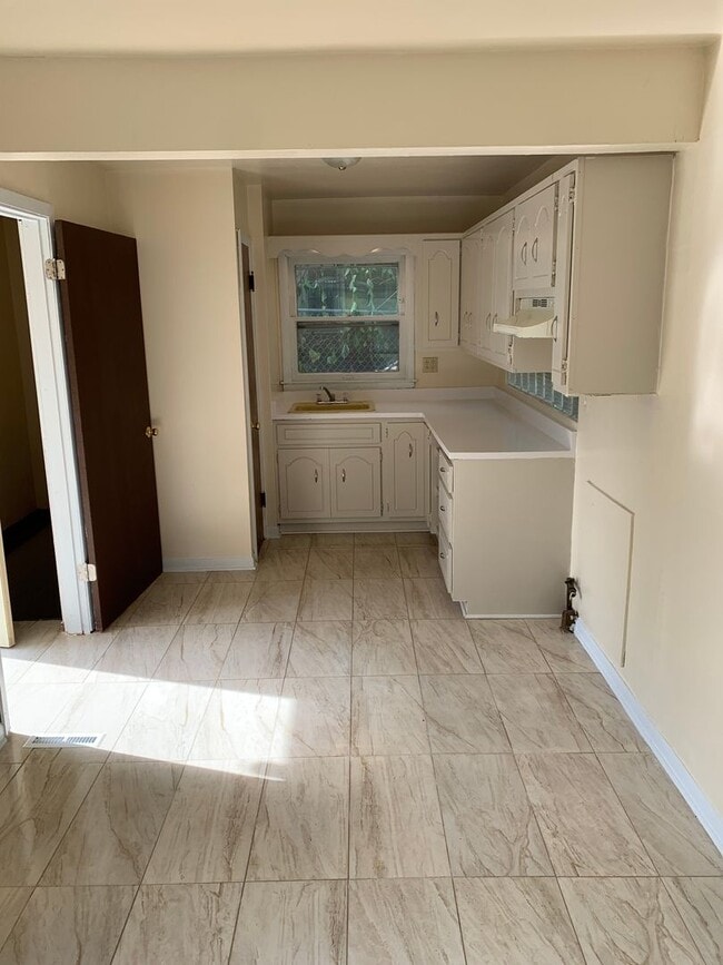 5525 N Long Island Dr in Milwaukee, WI - Building Photo - Building Photo