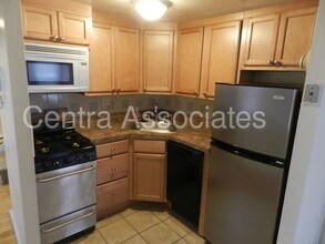 929 Spruce St-Unit -b in Philadelphia, PA - Building Photo - Building Photo