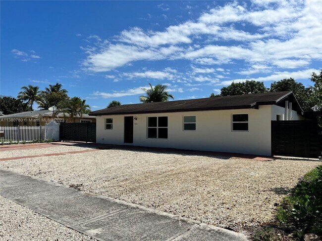 20431 NW 46th Ave-Unit -1 in Miami Gardens, FL - Building Photo - Building Photo