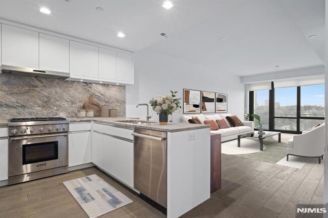 320 Adolphus Ave, Unit 812 in Cliffside Park, NJ - Foto de edificio - Building Photo