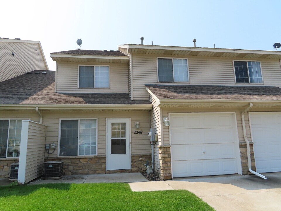 2248 Affirmed Dr in Shakopee, MN - Building Photo