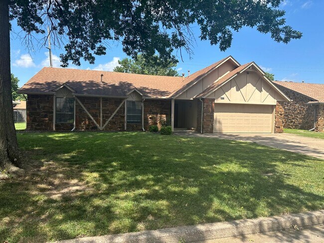 7742 S 72nd E Pl in Tulsa, OK - Foto de edificio - Building Photo
