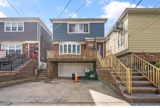 93 Lord Ave, Unit 1 in Bayonne, NJ - Foto de edificio - Building Photo