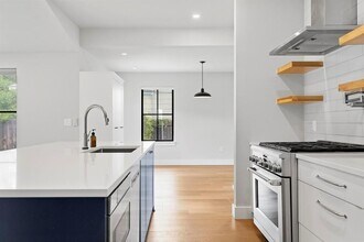 5604 Bull Creek Rd in Austin, TX - Building Photo - Building Photo