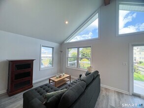 1088 E Broadway in Milford, CT - Building Photo - Building Photo