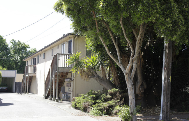 527-529 Callan Avenue in San Leandro, CA - Foto de edificio - Building Photo