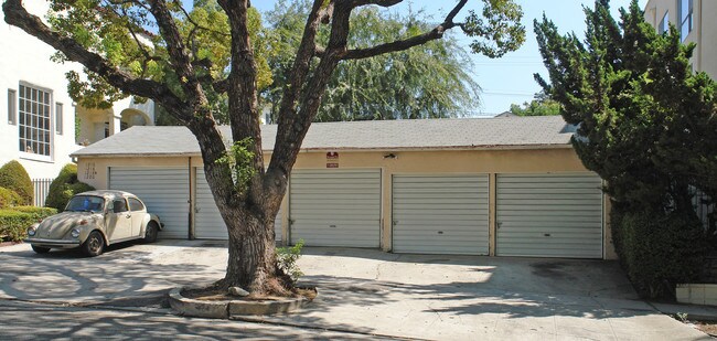 1216 N Flores St in West Hollywood, CA - Foto de edificio - Building Photo