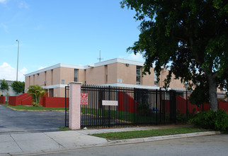 Central Area Apartments in Miami, FL - Building Photo - Building Photo