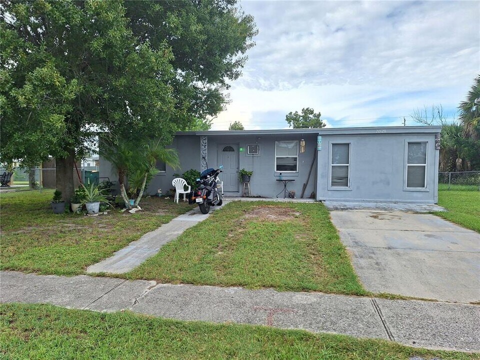 21528 Kenyon Ave in Port Charlotte, FL - Foto de edificio