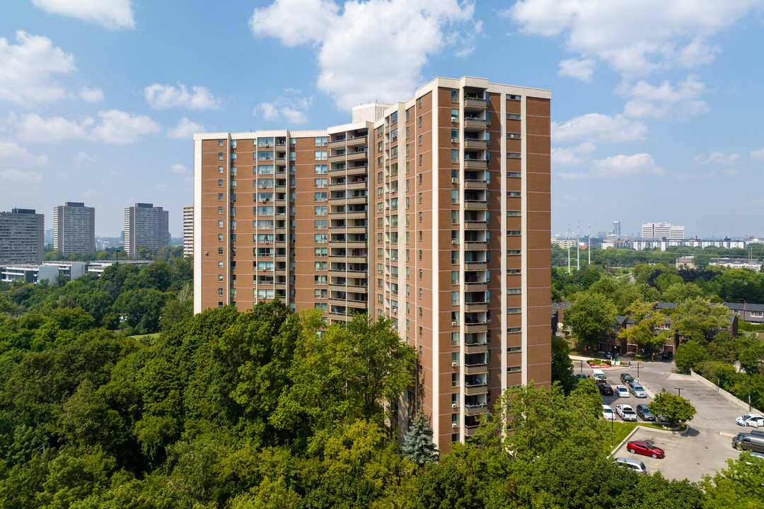 15 Vicora Linkway in Toronto, ON - Building Photo