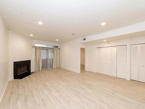 431 S Kingsley Dr, Unit APT 105 in Los Angeles, CA - Foto de edificio - Building Photo