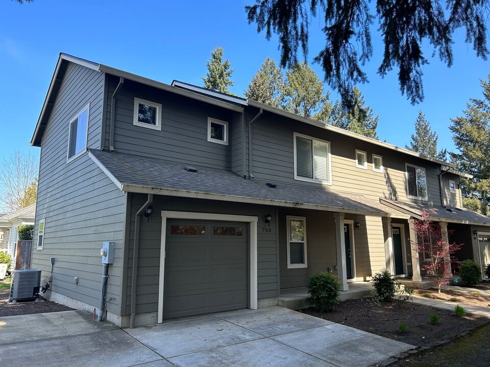 750 SE Davis St in McMinnville, OR - Building Photo