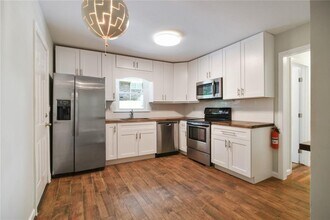 2897 White Oak Dr in Decatur, GA - Building Photo - Building Photo