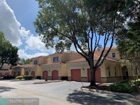 2565 Centergate Dr in Miramar, FL - Foto de edificio - Building Photo