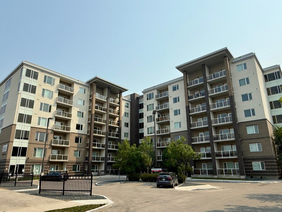 Bison Pointe in Winnipeg, MB - Building Photo
