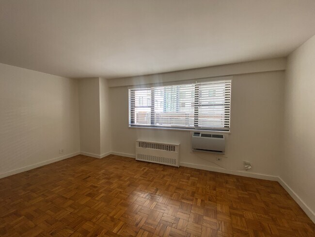 114 E 16th St in New York, NY - Building Photo - Building Photo