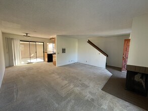 8722 Villa La Jolla Dr in San Diego, CA - Building Photo - Building Photo