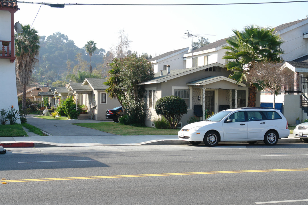 704 E Chevy Chase Dr in Glendale, CA - Building Photo