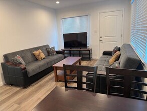 1132 E Harvard St, Unit B in Glendale, CA - Foto de edificio - Building Photo