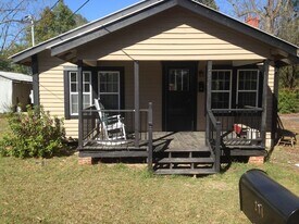 214 Charlton St in Glennville, GA - Building Photo