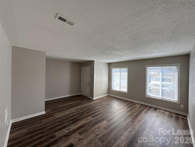 300 N Main St in Mount Holly, NC - Building Photo - Building Photo