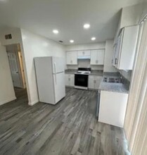 4854 E University Ave in Fresno, CA - Foto de edificio - Building Photo