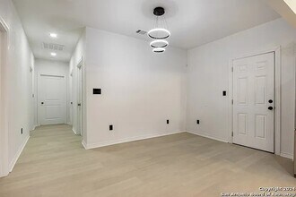 2031 S Trinity St in San Antonio, TX - Building Photo - Building Photo