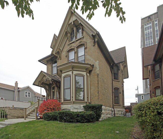 1716 N Farwell Ave in Milwaukee, WI - Building Photo - Building Photo