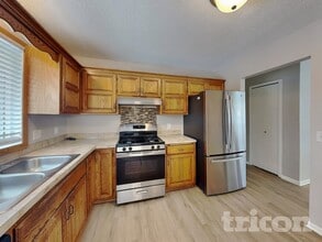 8301 Thomas Ave N in Minneapolis, MN - Foto de edificio - Building Photo