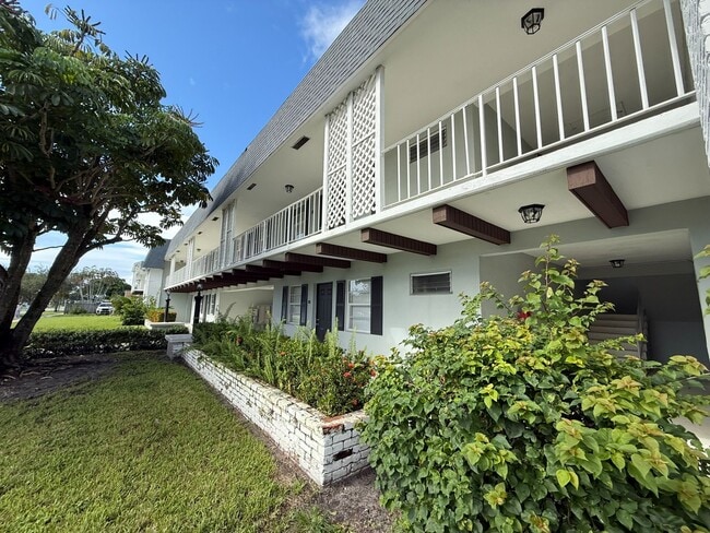 Brandon Palm Springs Apartment Homes in Palm Springs, FL - Foto de edificio - Building Photo