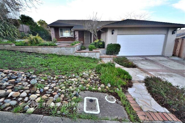 556 Phoenix Cir