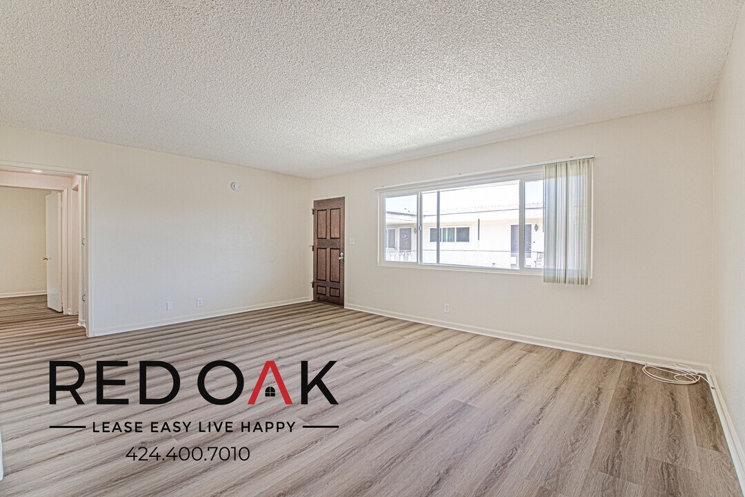 818 W Huntington Dr in Arcadia, CA - Building Photo