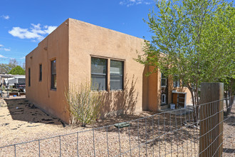 1021 Montano Rd NW in Albuquerque, NM - Building Photo - Building Photo