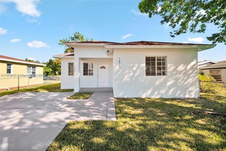 1839 NW 74th St in Miami, FL - Building Photo