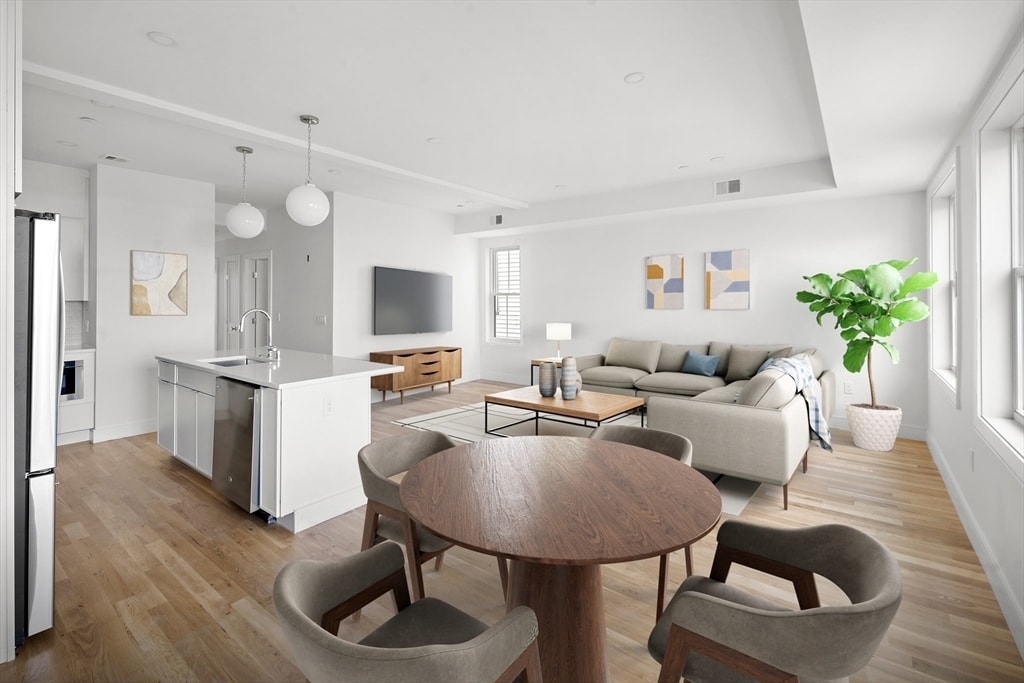 320 Maverick St, Unit 1 in Boston, MA - Building Photo