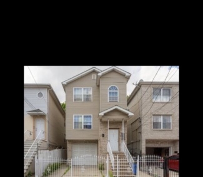 314 Bond St, Unit 2 in Elizabeth, NJ - Foto de edificio - Building Photo