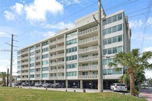 8233 Harding Ave in Miami Beach, FL - Building Photo