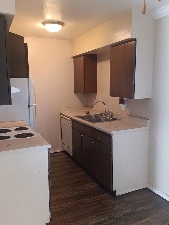property at 5996 E 33rd Ct